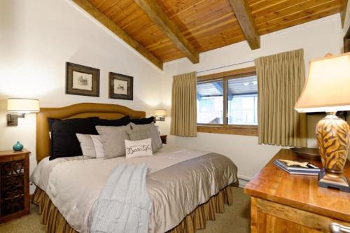 1 dormitorio con cama, escritorio y ventana en Snowmass Slopeside Condominiums, en Aspen