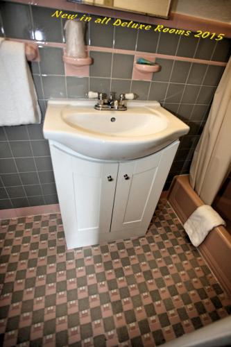 a bathroom with a white sink in a bathroom at El Ray Motel in Wildwood