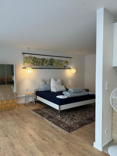 1 dormitorio con 1 cama con sábanas y almohadas azules en Lofts V26 en Essen