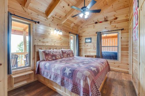 加特林堡的住宿－Life's A Bear，一间卧室配有一张床和吊扇