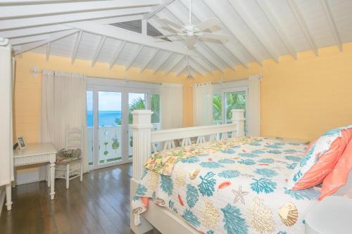 sypialnia z łóżkiem i wentylatorem sufitowym w obiekcie Casa Afortunada - 2 bedrooms w mieście Sandy Bay