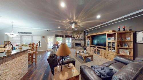 een woonkamer met een bank en een tv bij The Gotti Ranch in Weatherford