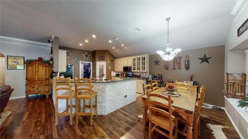 een keuken en eetkamer met een tafel en stoelen bij The Gotti Ranch in Weatherford