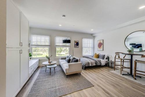 een woonkamer met een bank en een bed bij Private Luxury Studio in Lake Merritt in Oakland