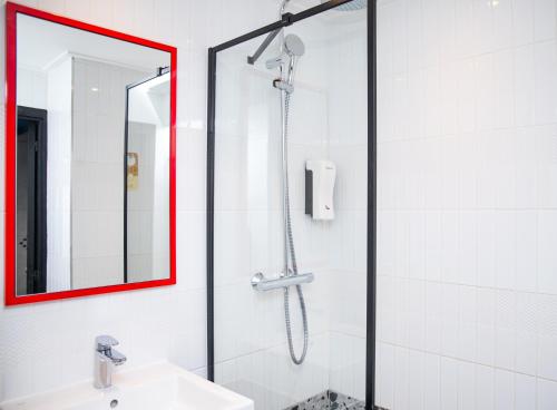 La salle de bains est pourvue d'une douche et d'un lavabo. dans l'établissement Ibis Styles Abidjan Plateau, à Abidjan