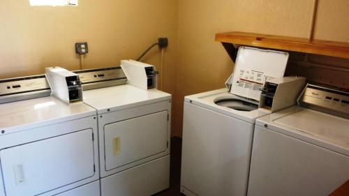 una lavanderia con due macchine e una lavatrice/asciugatrice di Ocean Landings Resort & Racquet Club a Cocoa Beach