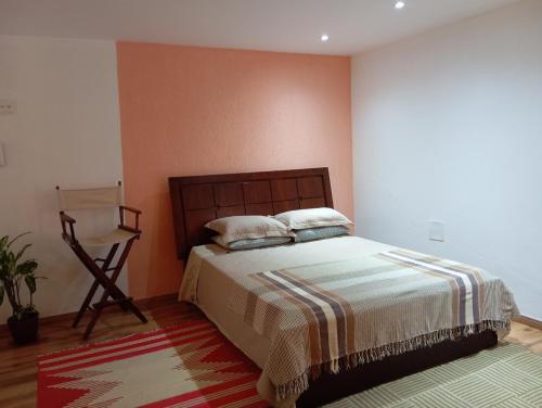 1 dormitorio con 1 cama y 1 silla en Solar dos Reis - Apartamento Turmalina en Ouro Preto