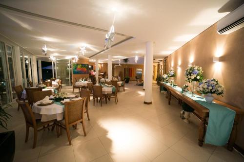 Abayomi Hotel tesisinde bir restoran veya yemek mekanı