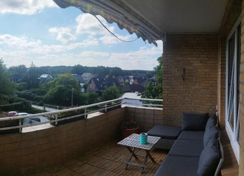 balcón con mesa y vistas a la ciudad en Ferienwohnung in Kronshagen Monteurwohnung 3 Zimmer 70 m2, Küche und Badezimmer en Kronshagen