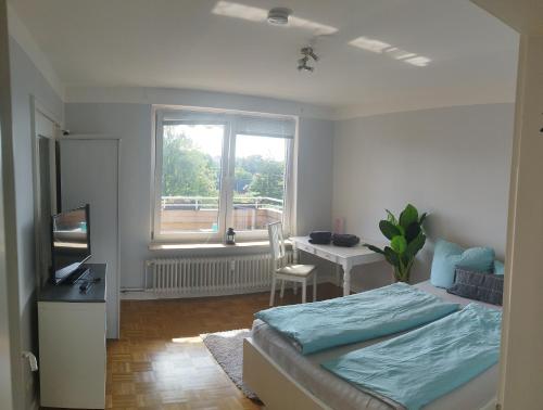 Giường trong phòng chung tại Ferienwohnung in Kronshagen Monteurwohnung 3 Zimmer 70 m2, Küche und Badezimmer