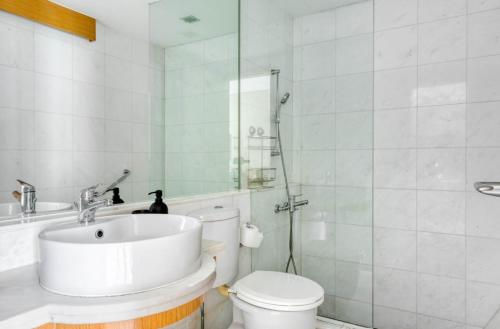 ein Bad mit einem Waschbecken, einem WC und einer Dusche in der Unterkunft 1Bedroom apartment near Orchard Rd! in Singapur