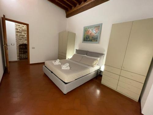une chambre avec un lit et un tableau au mur dans l'établissement At the Boboli Garden Carola Loft, à Florence