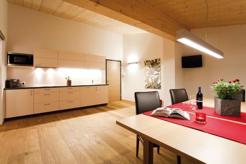a kitchen and dining room with a table and chairs at Das Tannberg in Lech am Arlberg