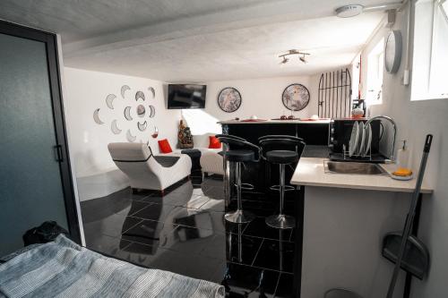 una cucina e un soggiorno con tavolo e bancone di Studio B a Port Louis