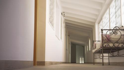 an empty hallway with a bench in a building at Hotel Restaurante Boabdil in Otura