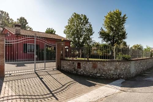 una recinzione di fronte a una casa con un muro di pietra di Villa Luxury - Sarzana a Luni