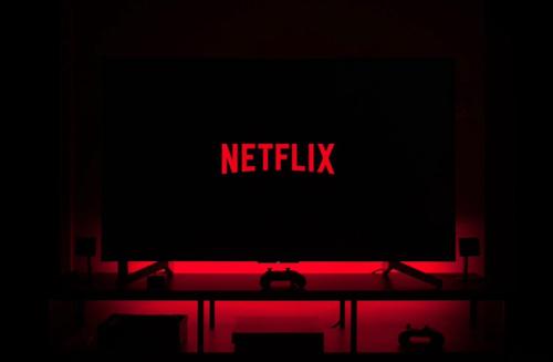 un televisor con un cartel de netflix encima en Le Golf Sauna - Cosy & SPA - 1 chambre - 2 pers, en Saint-Étienne