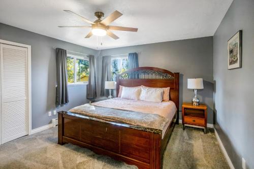 - une chambre avec un lit et un ventilateur de plafond dans l'établissement Eagle River Getaway, à Eagle River