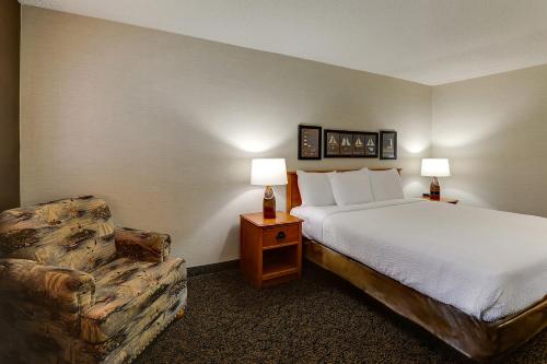 Katil atau katil-katil dalam bilik di Stoney Creek Hotel Peoria