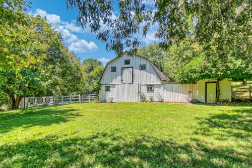 a large white barn on a grassy field at Bella Rosa Country Estate in Goodlettsville