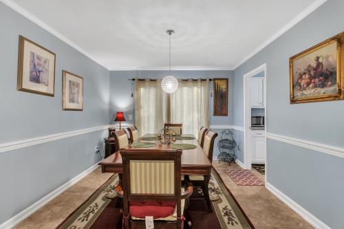 Χώρος καθιστικού στο Centrally Located 4BR Stonecrest Condo condo