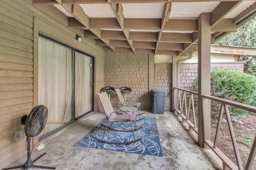 Μπαλκόνι ή βεράντα στο Centrally Located 4BR Stonecrest Condo condo