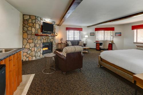 Habitación de hotel con cama y chimenea en Stoney Creek Hotel Peoria, en Peoria