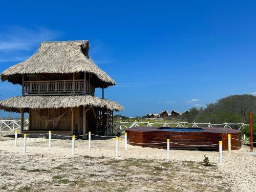 a small hut and a boat on the beach at Playa Escondida Mayapo in Mayapo