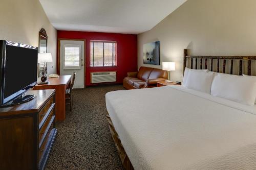 Katil atau katil-katil dalam bilik di Stoney Creek Hotel Peoria