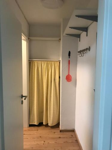 Zimmer mit einem Vorhang und einer Tür mit Holzboden in der Unterkunft Sonnenblick in Bad Nenndorf