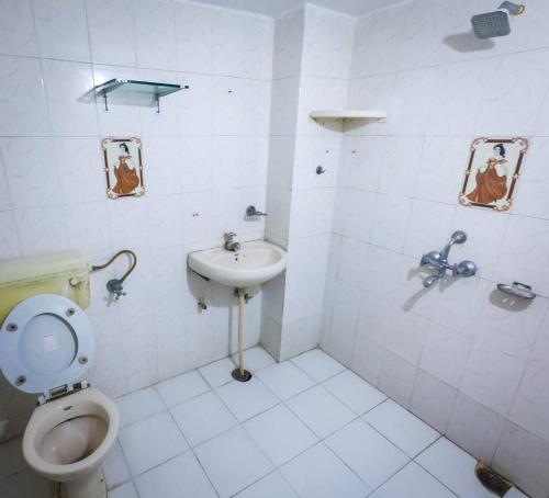 uma casa de banho com um WC e um lavatório em Nomadic Hostel em Udaipur