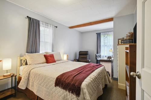 um quarto com uma cama, uma secretária e uma janela em Hillsborough Village Retreat Walk to River! 