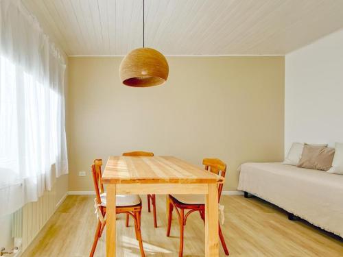 a dining room with a table and chairs and a bed at KAU KOSTEN in El Chalten