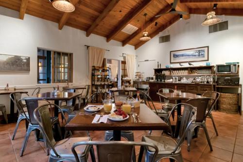 a restaurant with tables and chairs in a room at El Pueblo Inn in Sonoma