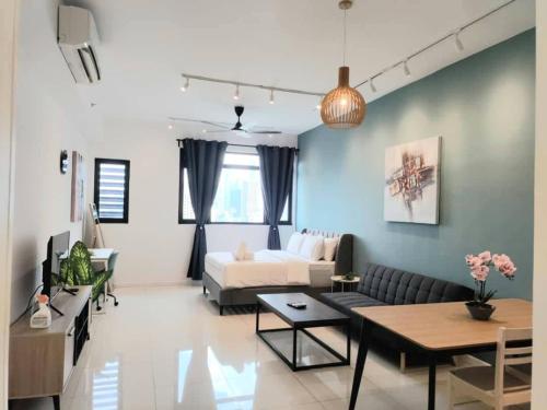 Chambers Residence Luxury Suites by Cozy Stay في كوالالمبور: غرفة معيشة مع أريكة وطاولة