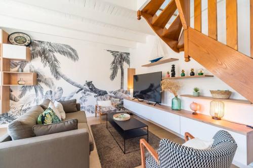 a living room with a couch and a table at Paradis côtier - Maison vue mer à Loguivy in Ploubazlanec