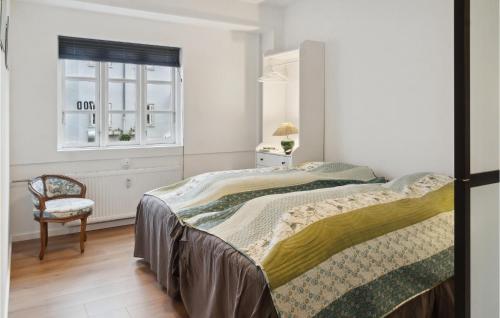1 dormitorio con 1 cama, 1 silla y 1 ventana en 1 Bedroom Nice Apartment In Stege, en Stege