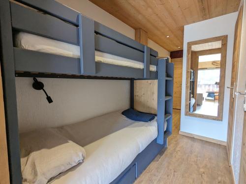 - un lit superposé dans une petite maison dans l'établissement Appartement rénové 2023 au centre de La Clusaz avec balcon, garage, et accès facile aux pistes - FR-1-459-178, à La Clusaz