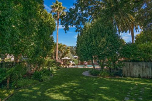 a garden with palm trees and a path at El Pueblo Inn in Sonoma