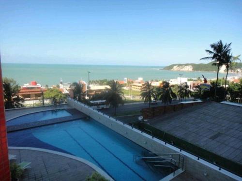 een zwembad met uitzicht op de oceaan bij Duas suítes com a melhor vista de Ponta Negra! in Natal