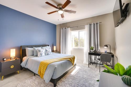 een slaapkamer met een bed en een plafondventilator bij Tucson Vacation Rental with Community Pool! in Tucson