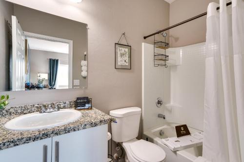 een badkamer met een wastafel, een toilet en een spiegel bij Tucson Vacation Rental with Community Pool! in Tucson