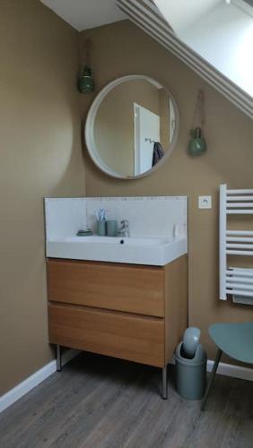 une salle de bain avec un lavabo et un miroir dans l'établissement Maison proche du Mont Saint Michel, à Tanis