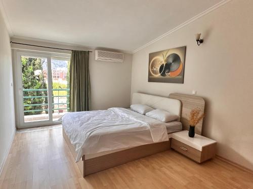 1 dormitorio con cama y ventana grande en Magic mountain villas, en Antalya