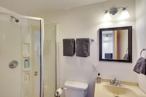 y baño con aseo, lavabo y espejo. en Charming Claverack Retreat with Serene Deck! en Claverack