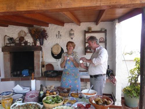 un hombre y una mujer parados en una cocina con comida en Casa Flora Garden Studio (Gite), en Sauzal