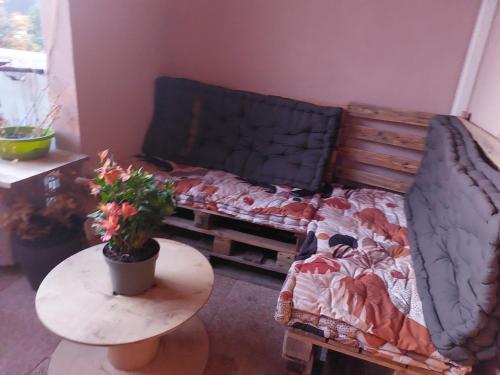 une chambre avec un lit, une table et un canapé dans l'établissement Appartement Aix-en-Provence, à Aix-en-Provence