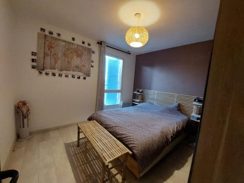 une chambre avec un lit et un banc dans l'établissement Appartement Aix-en-Provence, à Aix-en-Provence