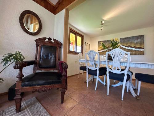 a dining room with a table and chairs and a mirror at Casa Foresta - BBQ Cocina Piscina Mascota Wifi in Melipilla