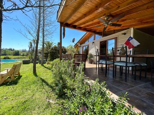 a covered patio with a table and chairs at Casa Foresta - BBQ Cocina Piscina Mascota Wifi in Melipilla